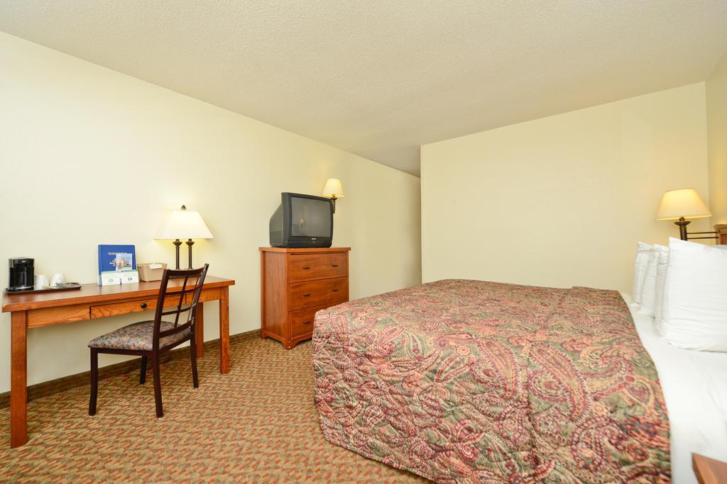 Americas Best Value Inn And Suites Overland Park Room photo